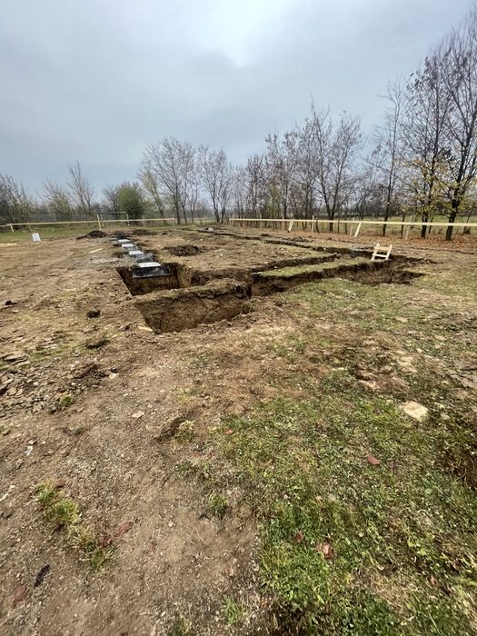 Inchiriez buldoexcavator ,picon,cupa multifuncțională, lame paleti etc
