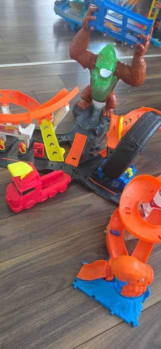 Продавам детски момчешки писти Hot Wheels