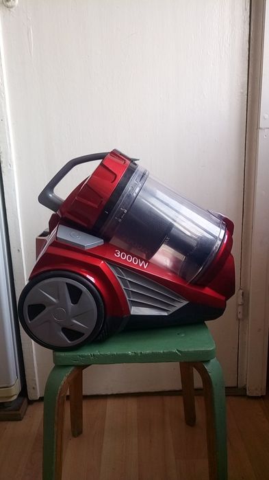 Пылисос красного цвета.