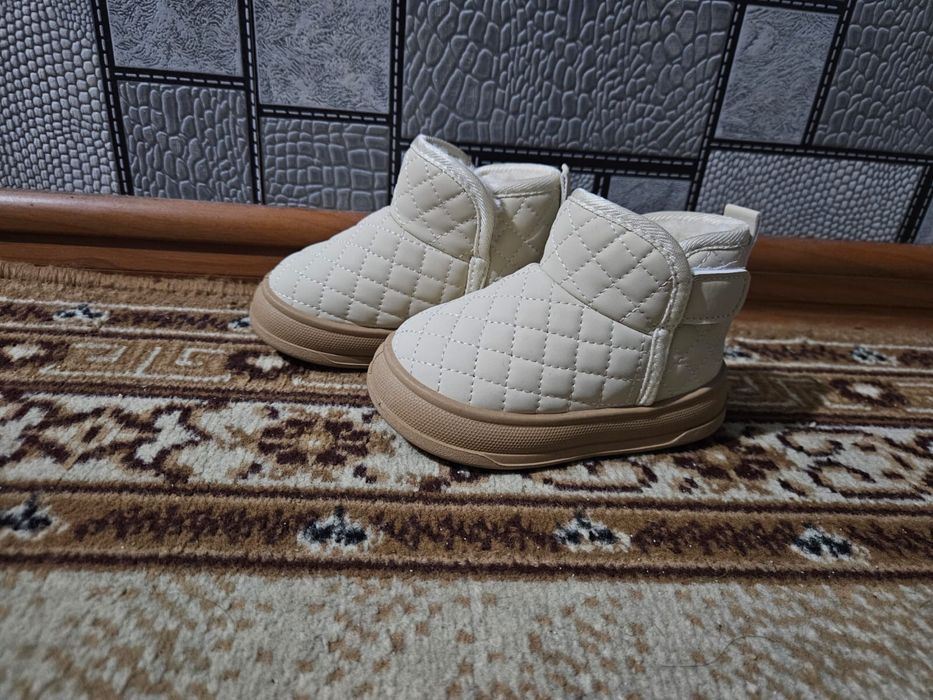 Продам детские ботинки