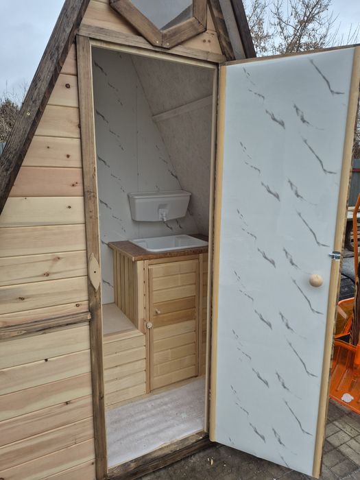 Огромный уличный туалет