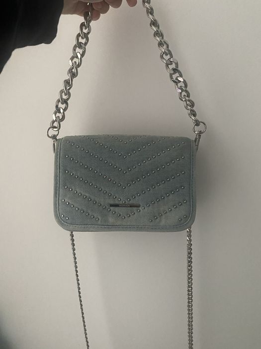 Дамска чанта на Bershka в сит цвят