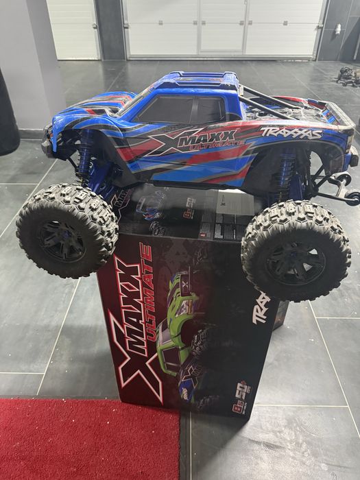 Traxxas X-Maxx Ultimate 8S + 2 LiPo 6700mAh + încărcător dual + roți paddle + WideMaxx