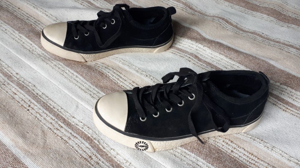 tenesi copii UGG
