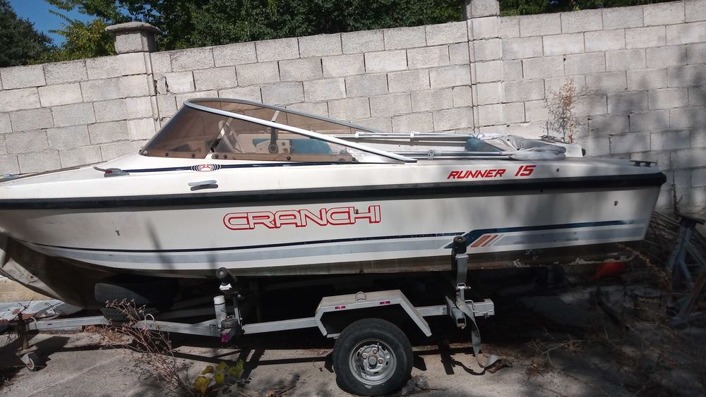 Лодка с извънбордов двигател