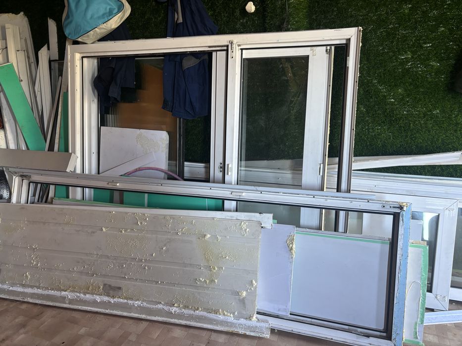 Продам окна и дверь пластиковую
