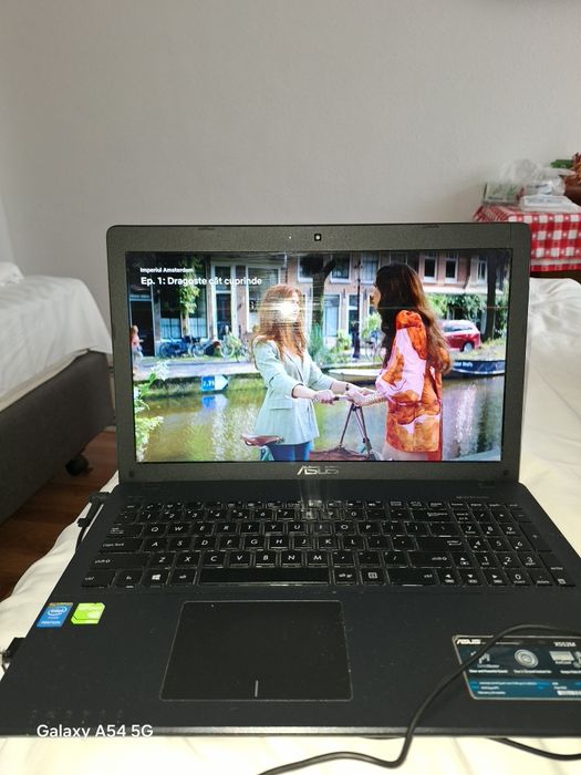 Vând laptop Asus.