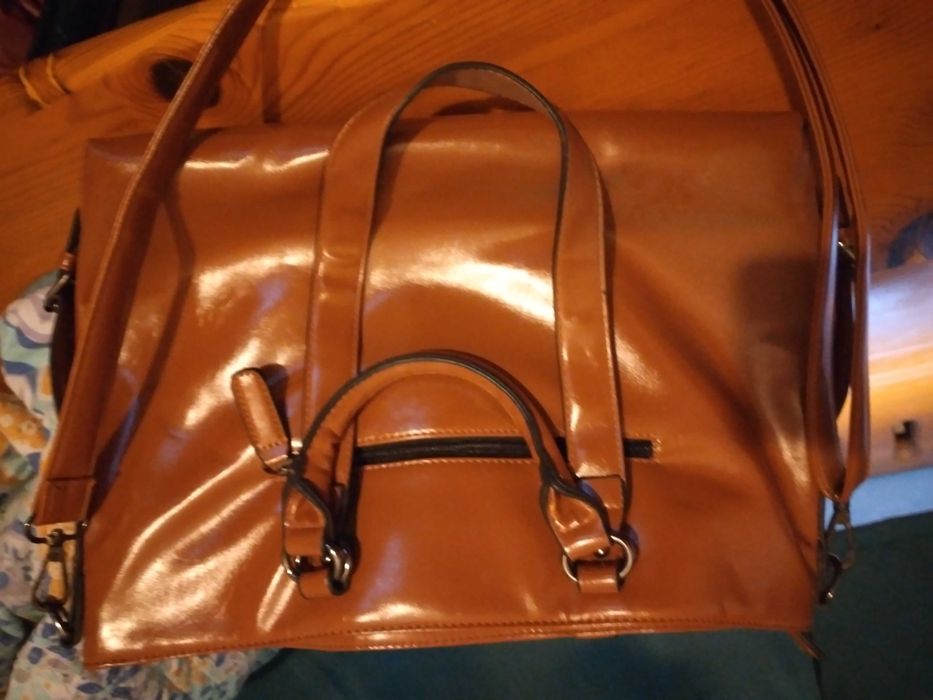 Дамска чанта, голяма и много функционална, без следи от употреба