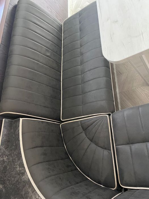 Мягкий уголок с обеденным столом