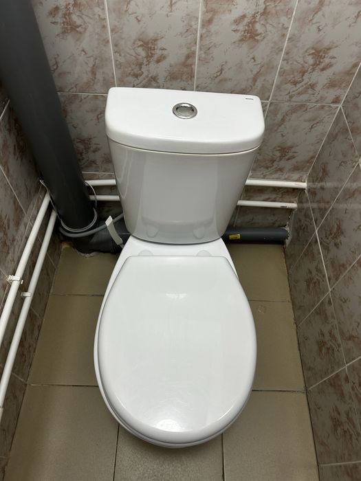 Продам белый унитаз