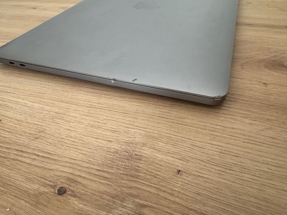 Лаптоп MacBook Pro A1990 15-инча, края на 2018 - Мощен и Надежден