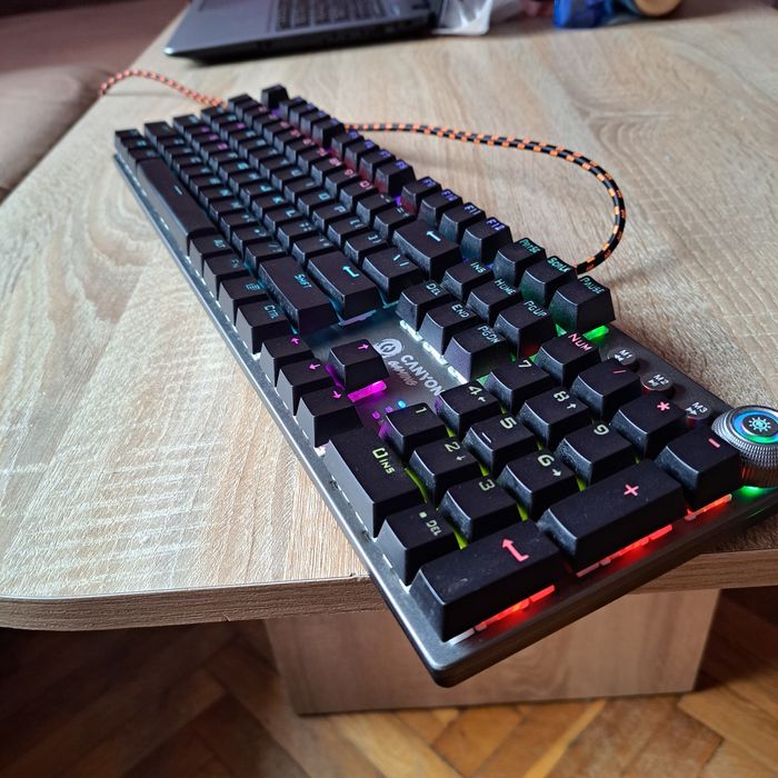 Продавам светеща геймърска клавиатура Canyon