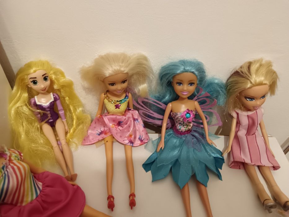 Păpușa Maia și Barbie