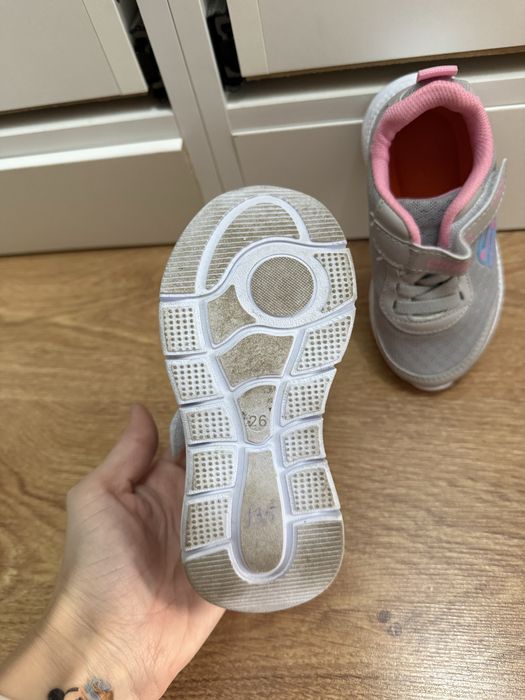 Продам детские кроссовки