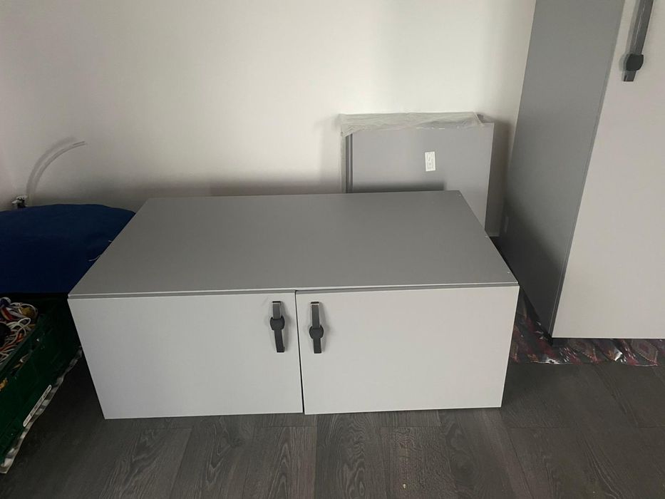 Dulapuri suprapuse cu polițe și usi