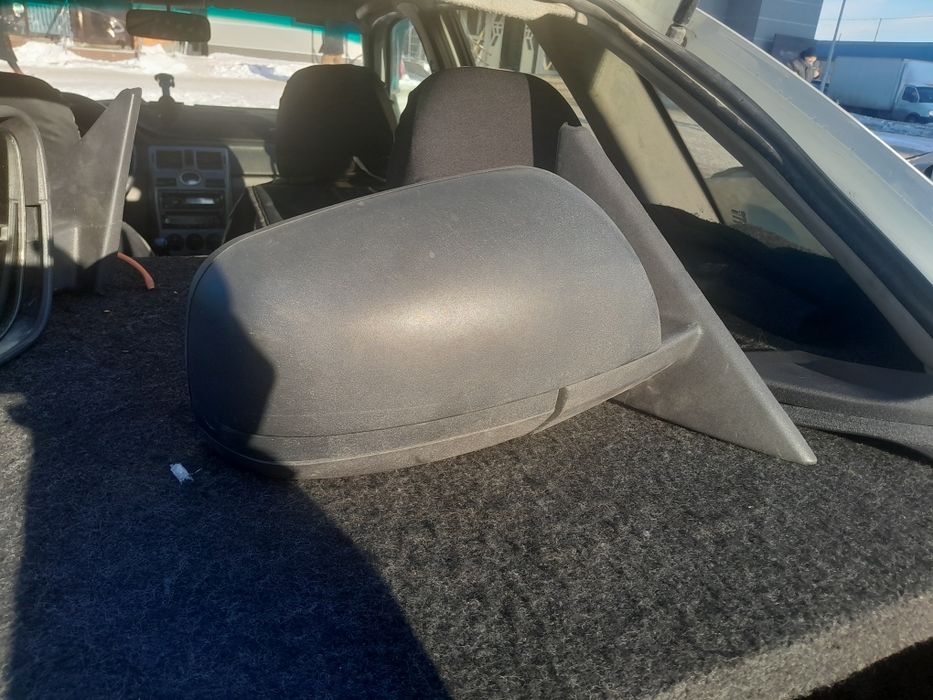 Продам правое боковое зеркало на приору