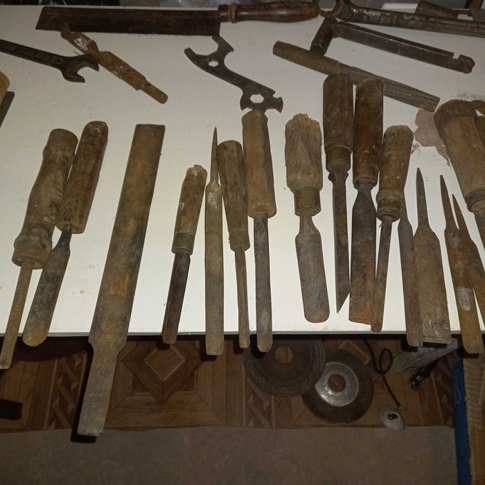 Стари инструменти гледа чукове брадвички пили и други неща