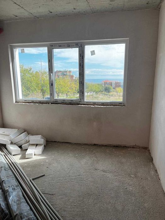 Новопостроена триетажна къща в Бяла