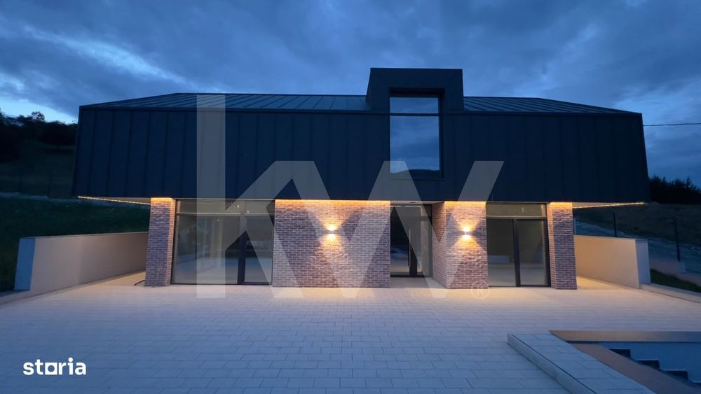 Casa arhitectura moderna cu panorama spre Muntii Fagaras si Cetatea Ci