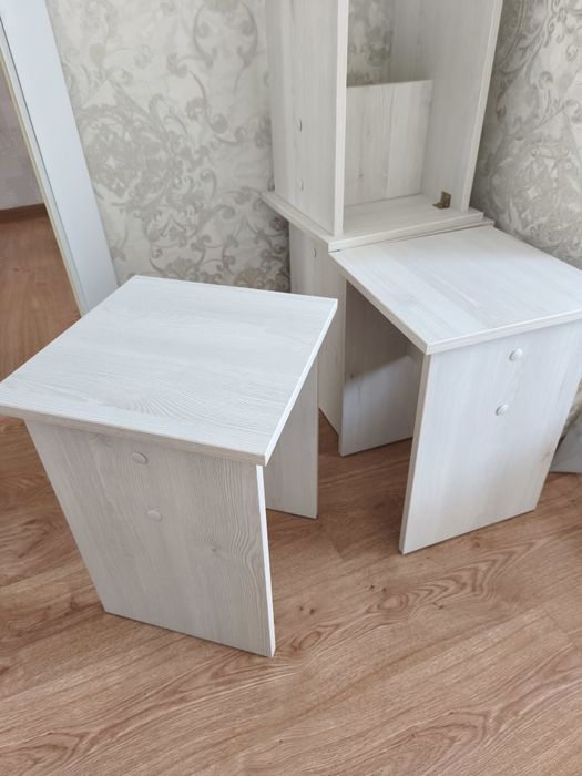 Стол с табуретками