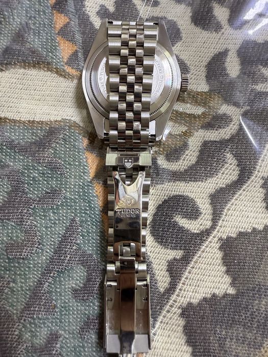 Tudor black bay burgundy