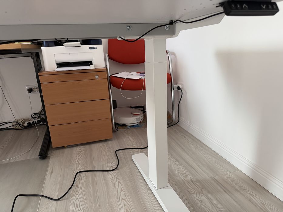 Birou cu reglare electrica pe inaltime