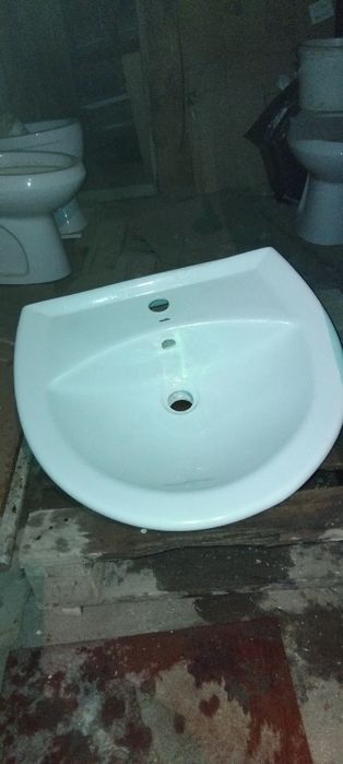 Раквина умывальник аяғымен.