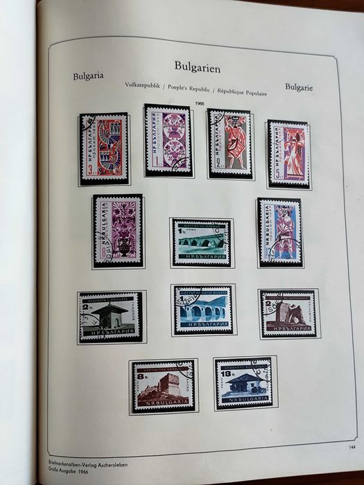 Продавам класьор с марки около 215  голям от 1945-1970