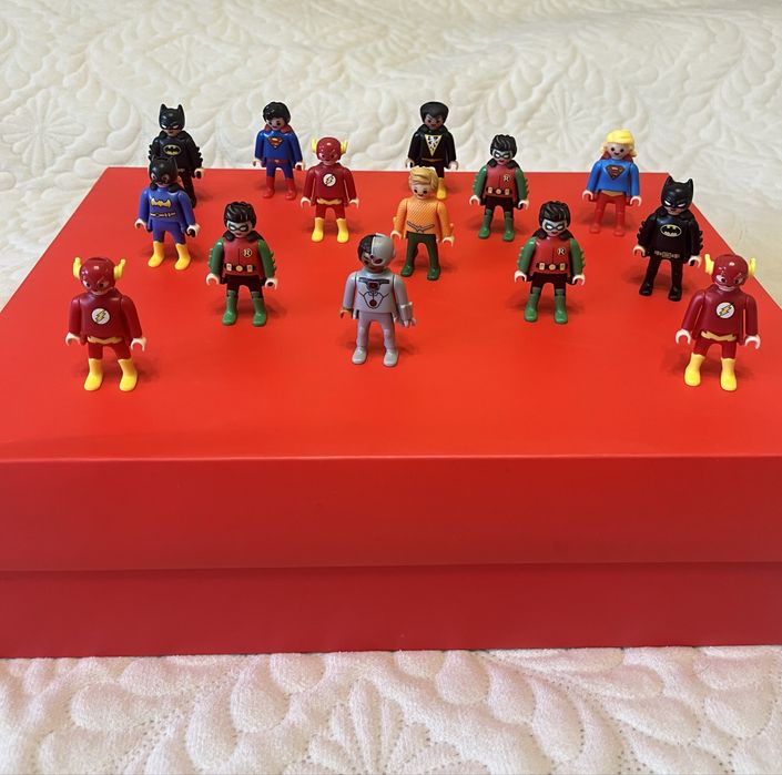 Киндеры из серии Marvel/DC