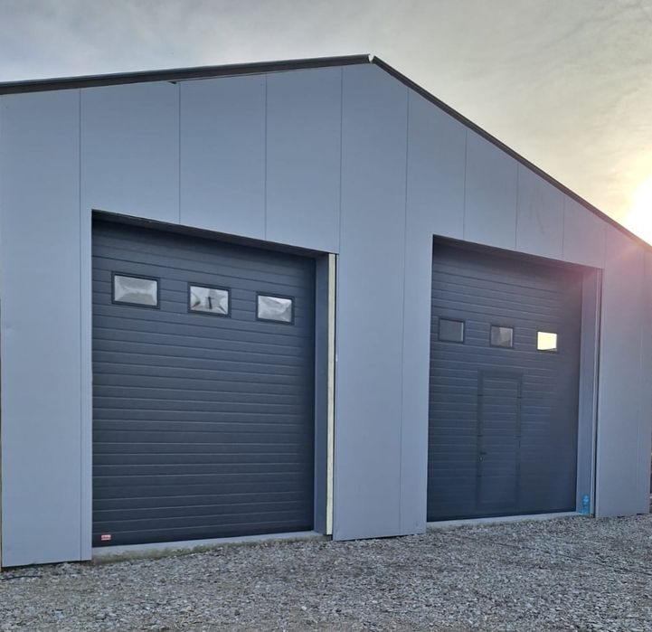 Usa de garaj cu motor