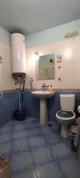 Тристаен дом под наем в Зорница!