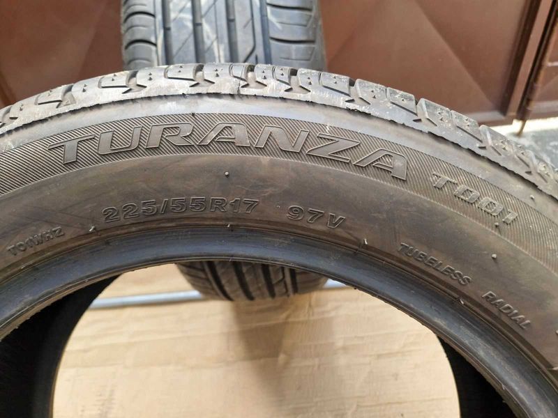 2 Bridgestone R17 225/55
летни гуми 
DOT4622