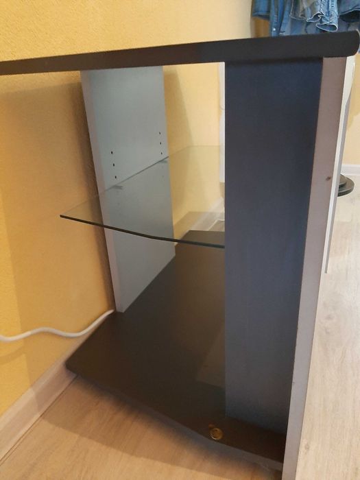 Продавам поставка за телевизор. Без забележки.