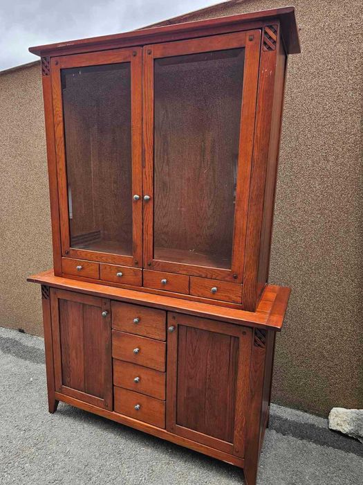 Трапезен шкаф с кристални стъкла в стил Рустик