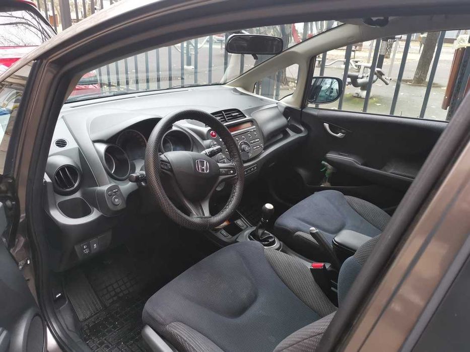 Honda Jazz – Spațioasă, Fiabilă, Economică!