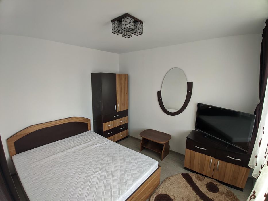 Închiriez apartament 3 camere – zonă centrală