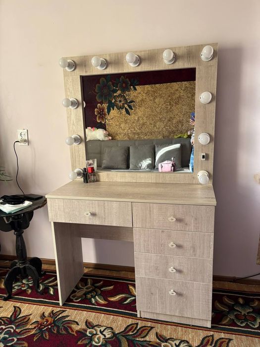 Продаётся трюмо в отличном состоянии