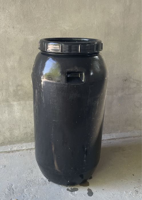 Butoi plastic, capacitate 220l, putin folosit, stare buna.