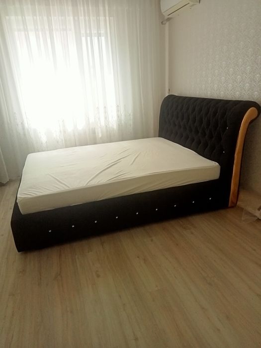 Двухспальная кровать с матрасом