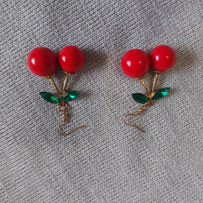 Продам серёжки-вишенки