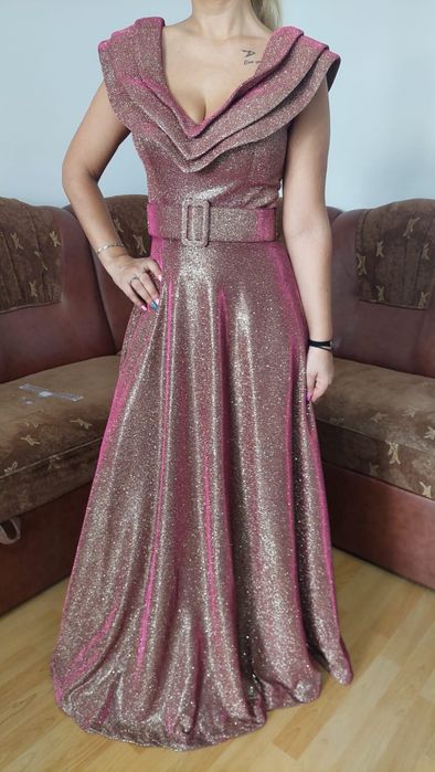 Vând rochițe elegante.