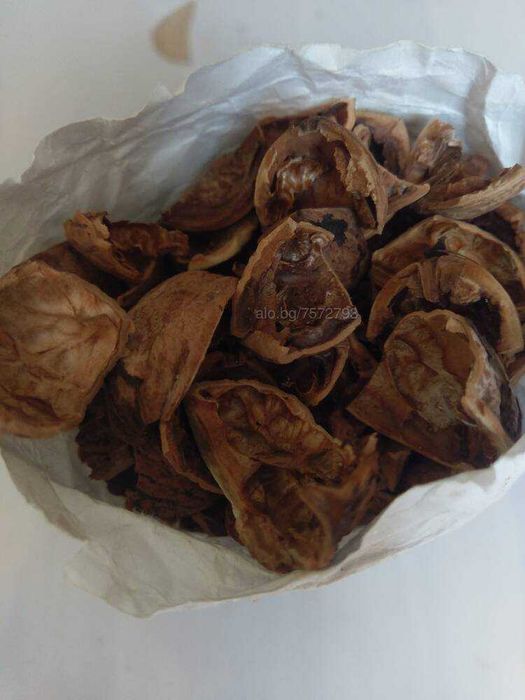 Орехови черупки.