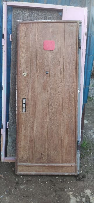 Продам железную дверь б/у с  установкой
