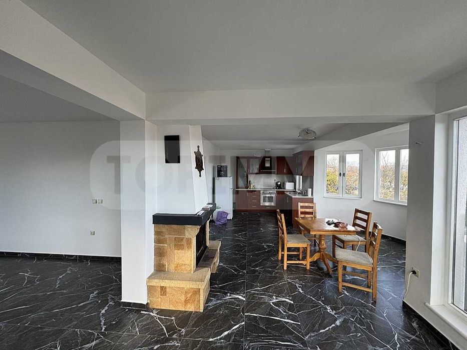 Просторна къща с басейн в село Рогачево