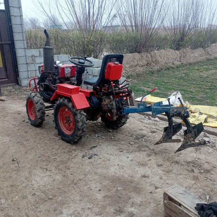 Traktor yer xaydash uchun parniklarga juda qulay