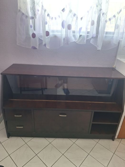 Продавам шкаф с витрина-използван.