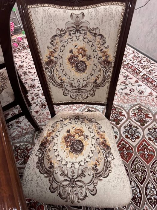 Mehmonxona uchun ideal holatdagi stol va stulllar