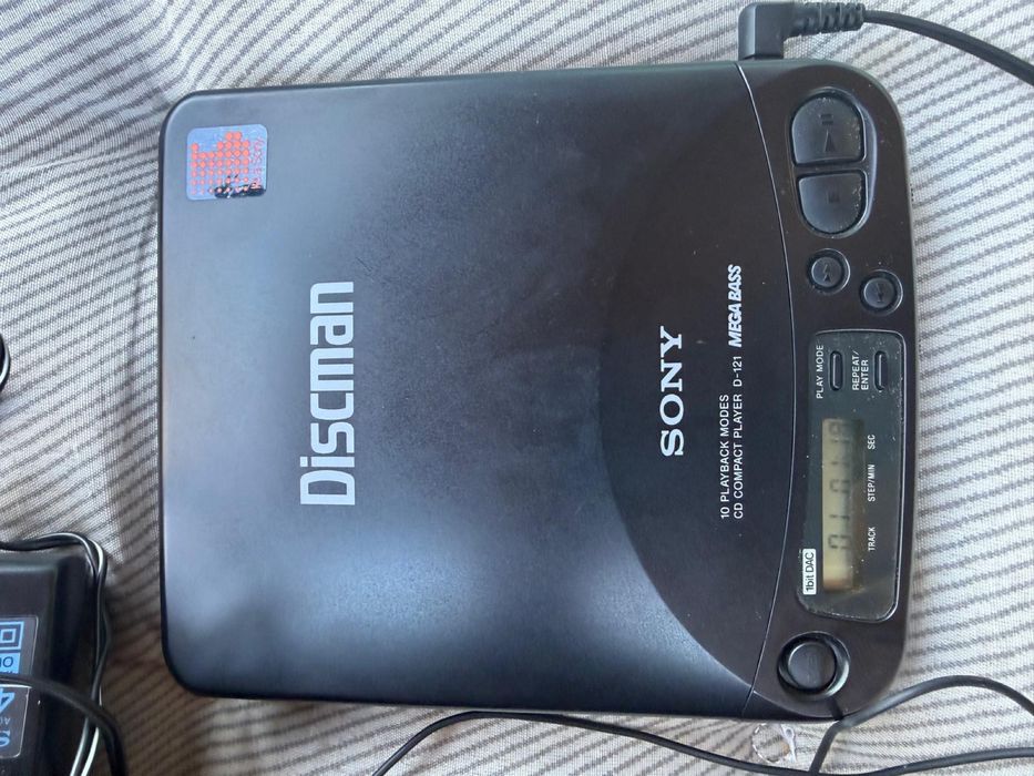 Sony D-121 Discman - Portable Mega Bass Compact Disc CD Playe
