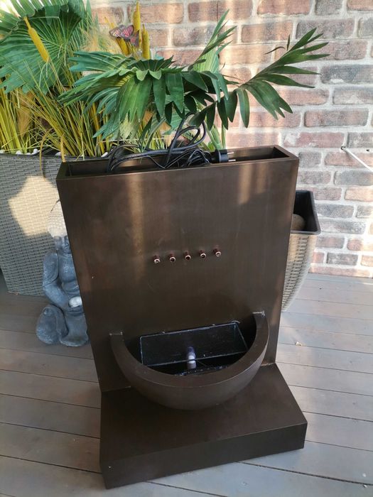 Windflower красив градински фонтан