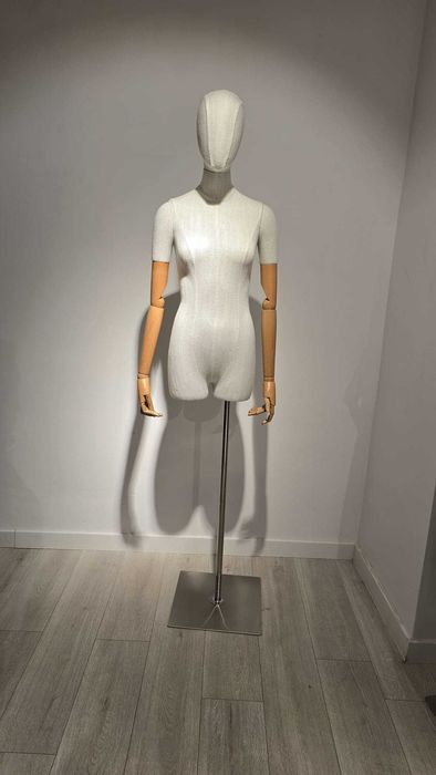 Manechine dama din fibra de sticla cu maini din lemn si tesatura in